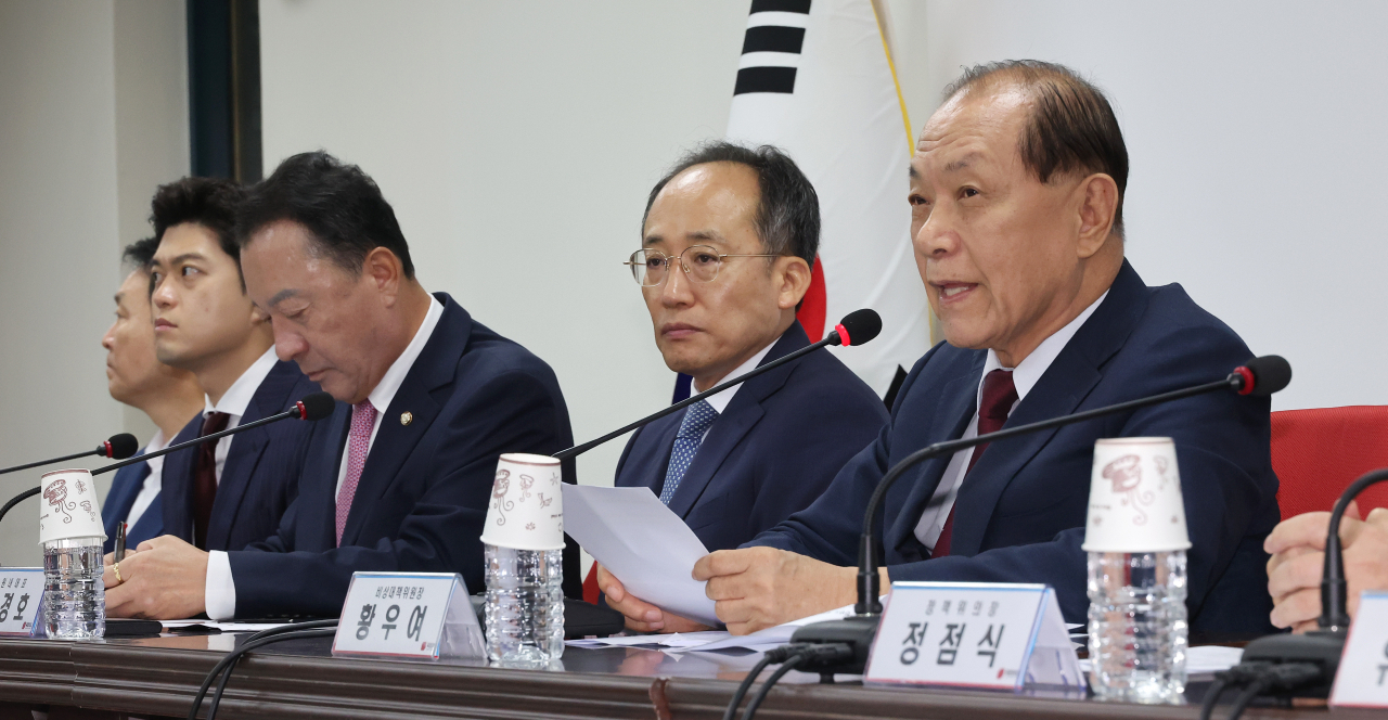 황우여 국민의힘 비상대책위원장(오른쪽)이 8일 오전 서울 여의도 당사에서 열린 비상대책위원회의에서 발언하고 있다. [연합]