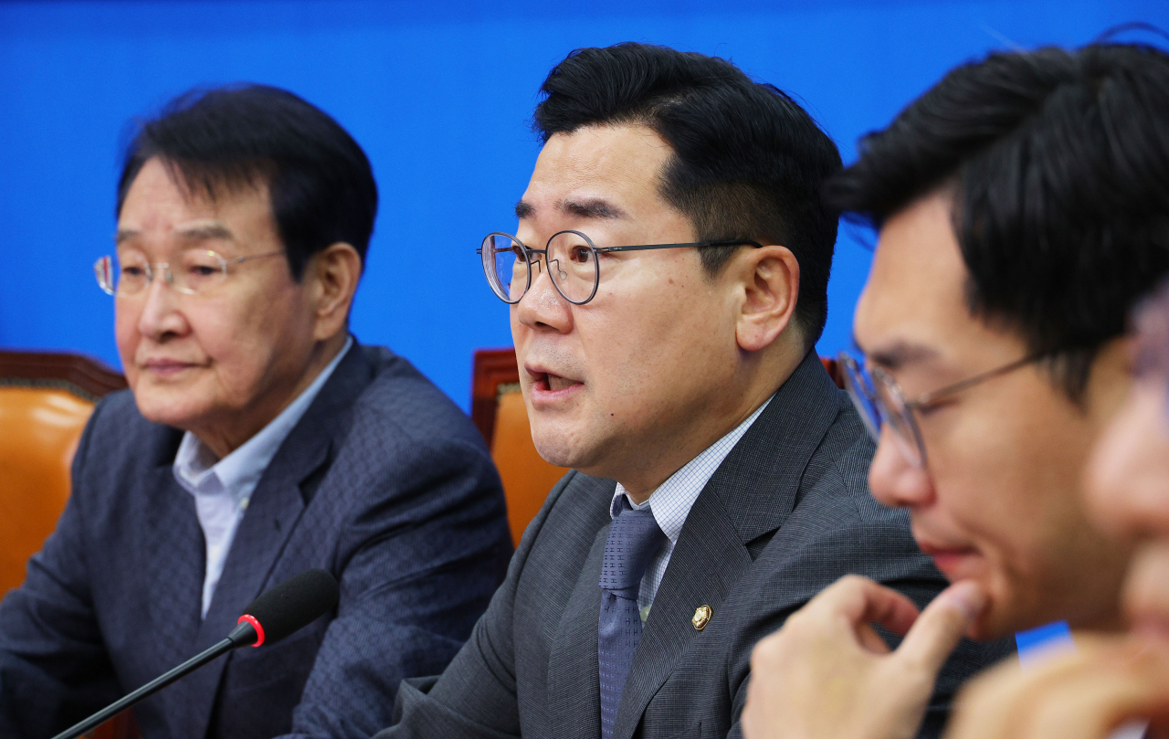 박찬대(왼쪽 두 번째) 더불어민주당 당대표 직무대행 겸 원내대표가 8일 오전 국회에서 열린 중앙위원회에서 발언하고 있다. [연합]