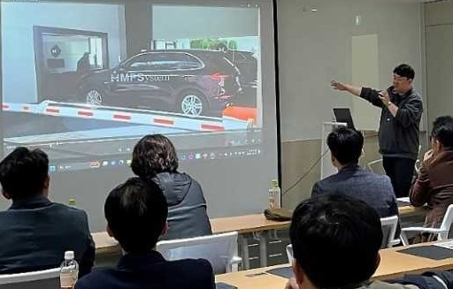 에스피앤모빌리티가 서울 대형 설계회사 임직원을 대상으로 로봇주차 솔루션을 설명하고 있다. [삼표 제공]