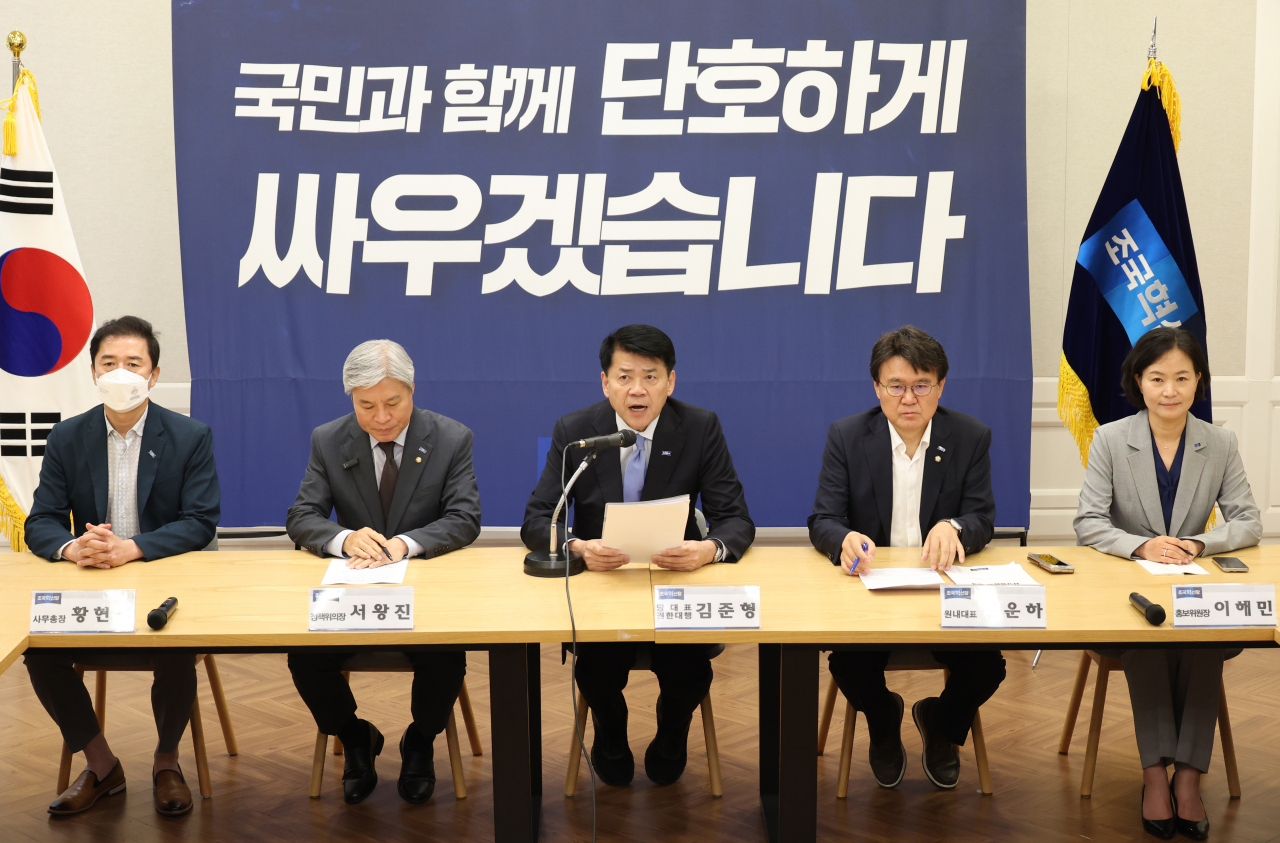 김준형(가운데) 조국혁신당 당 대표 권한대행이 5일 국회에서 열린 최고위원회의에서 발언을 하고 있다. [연합]