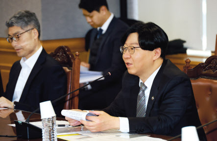 김소영 금융위원회 부위원장이 지난달 20일 오전 서울 중구 은행회관에서 국토교통부, 한국은행, 금융감독원, 주택금융공사, 주택도시보증공사, 은행연합회, 금융연구원 등 유관기관과 함께 가계부채 리스크를 점검했다. [금융위원회 제공]