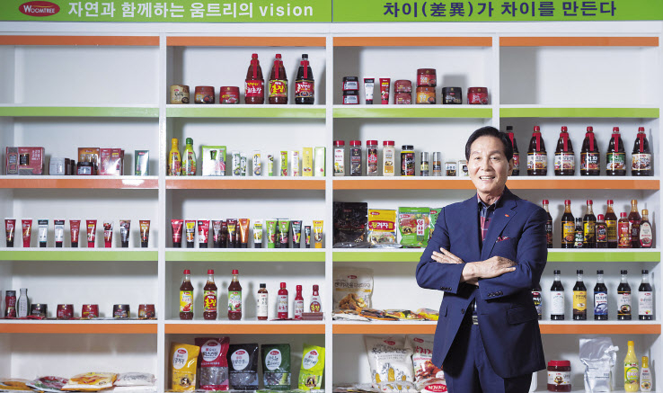 김우택 움트리 대표이사가 4일 경기도 포천시 장수면 움트리 공장에서 헤럴드경제·코리아헤럴드와 인터뷰를 갖기 전 움트리 제품 진열대 앞에서 포즈를 취하고 있다. 포천=임세준 기자