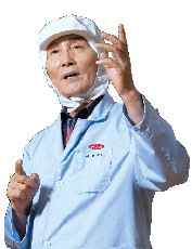 작업복을 입은 김 대표가 공장에서 장류가 만들어지는 과정에 대해 설명하는 모습. 포천=임세준 기자