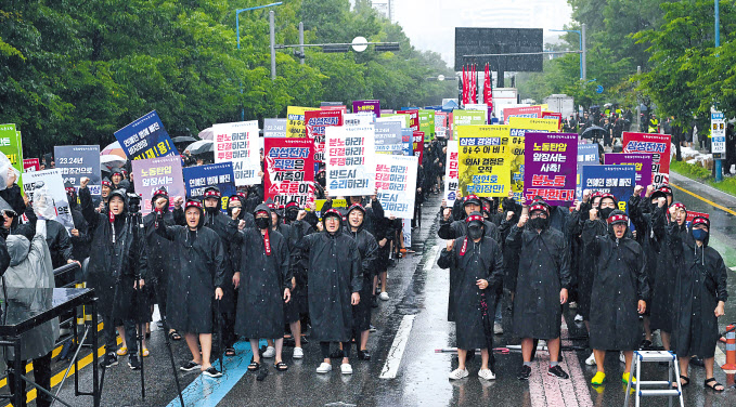 삼성전자 최대 노조인 전국삼성전자노동조합이 8일부터 사흘간 총파업에 나선다. 이날 오전 경기 화성시 삼성전자 화성사업장 H1 정문 앞에서 열린 총파업 궐기대회에 참석한 노조원들이 구호를 외치고 있다. 오는 10일까지 이어지는 이번 파업은 창사 55년만의 첫 총파업이다. 화성=이상섭 기자