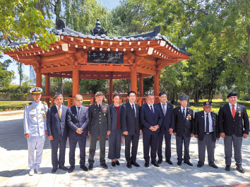 6월 25일(현지시간) ‘한국전쟁 74주년 추모행사’에 참석한 한-튀르키예 주요 인사들이 앙카라 한국공원 내 전통 한국식 정자인 ‘우정의 집’앞에서 기념촬영을 하고 있다. [현대자동차 제공]