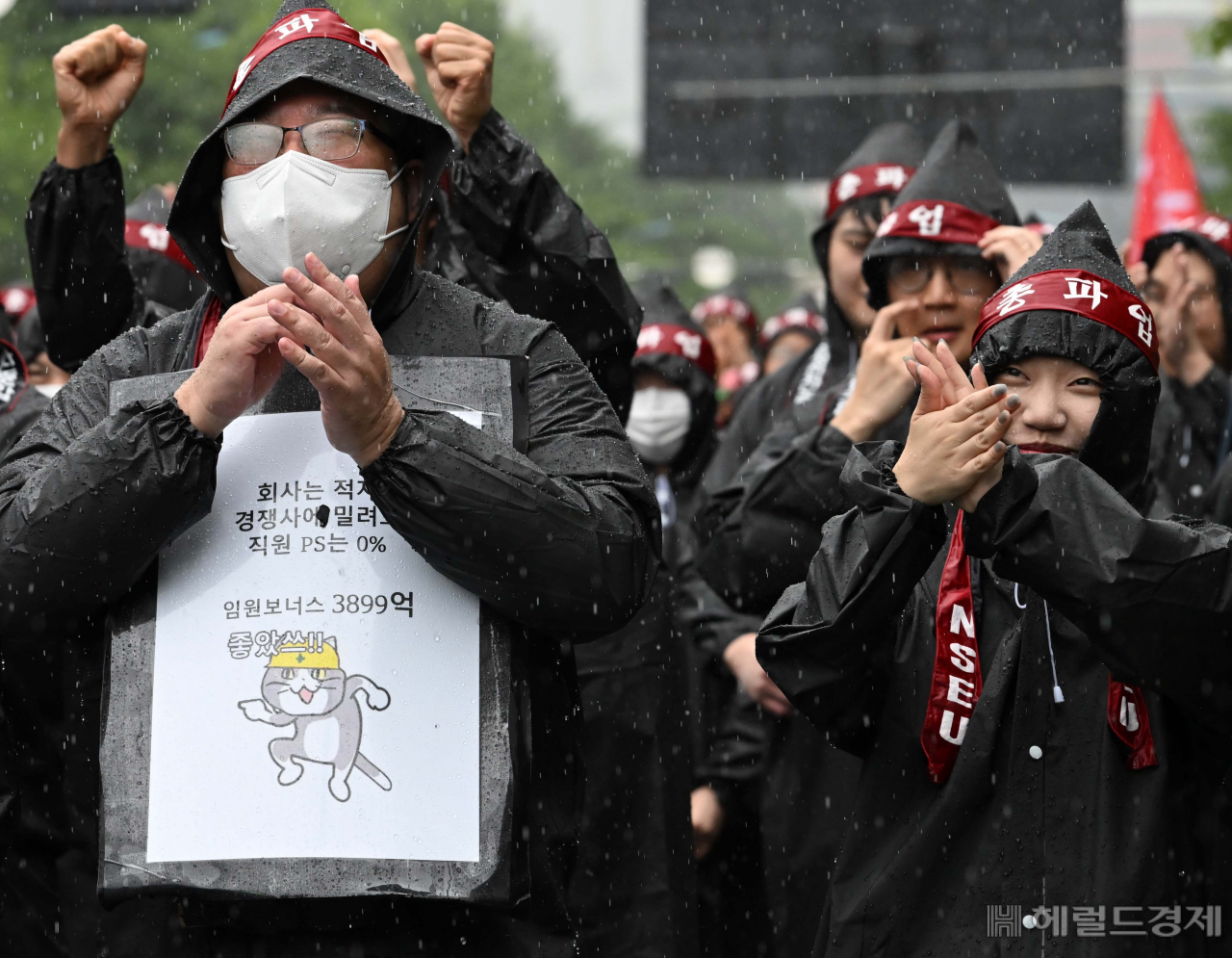 [헤럴드pic] ‘박수치는 노조원…’