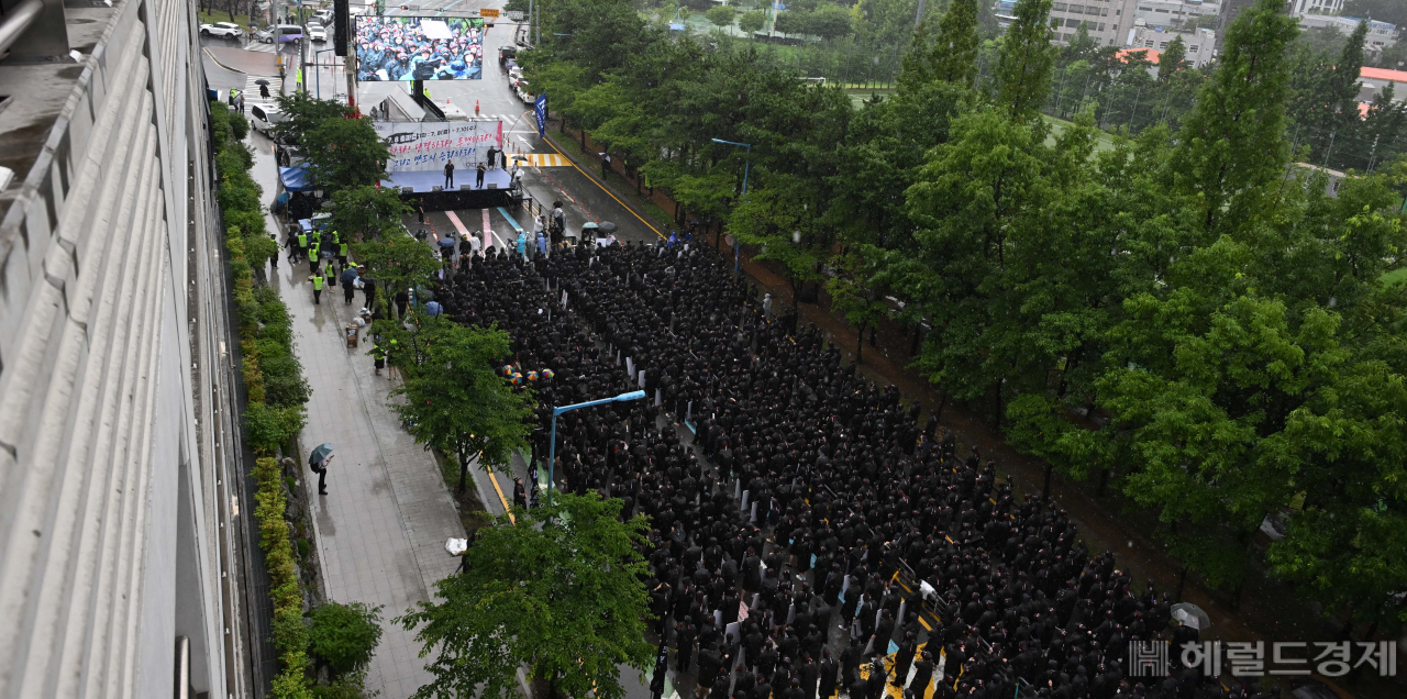 ‘창사 55년만에 총파업…’ [이상섭의 포토가게]