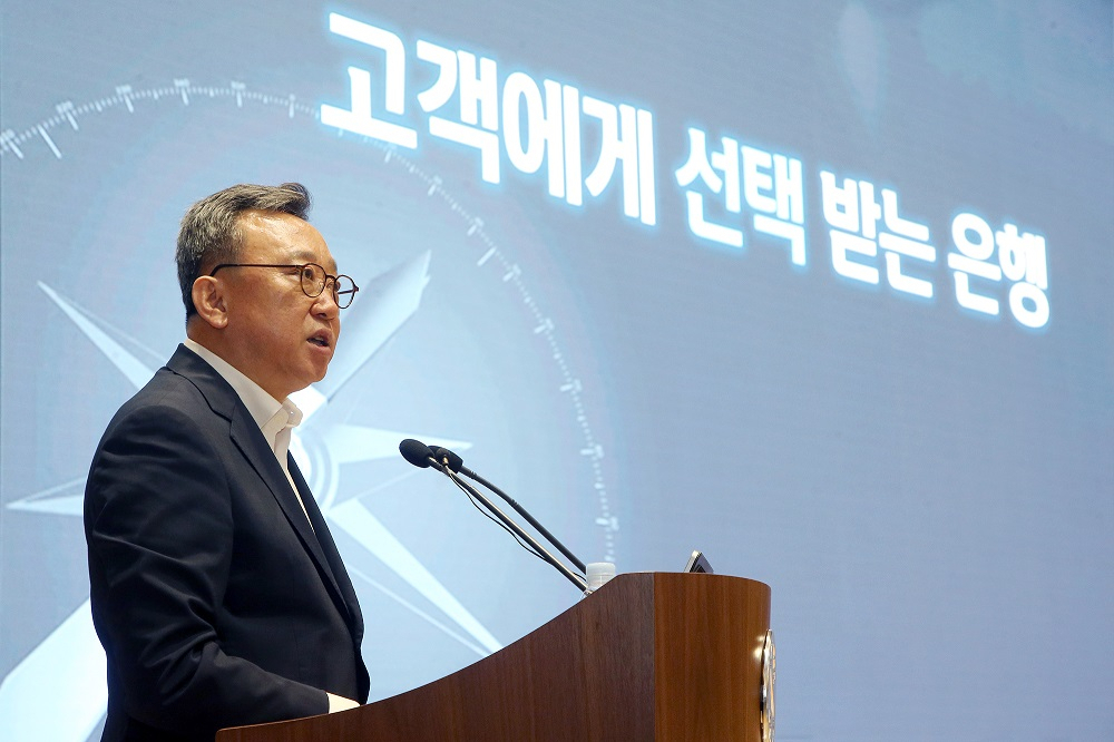 정상혁 신한은행장이 8일 서울 중구 소재 신한은행 본점 20층 대강당에서 임직원 약 240명이 참석한 가운데 열린 ‘2024년 하반기 경영전략회의’에서 ‘고객몰입의 끈을 고쳐 매고 고객의 실리(實利)를 높이자’는 주제로 이야기하고 있다. [신한은행 제공]