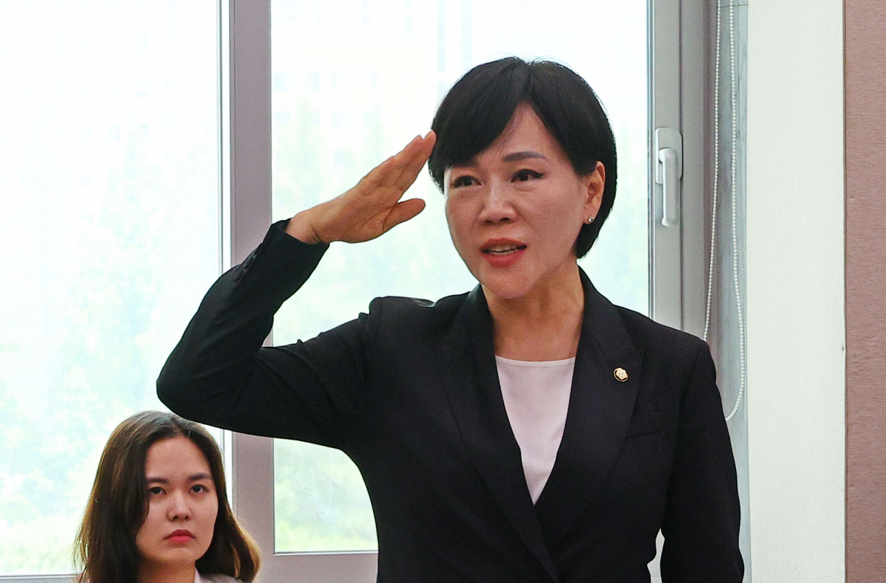전현희 더불어민주당 의원이 지난 7월 21일 오전 국회 법제사법위원회에서 열린 ‘순직 해병 진상규명 방해 및 사건은폐 등의 진상규명을 위한 특별검사 임명법’(채상병특검법)에 대한 입법청문회에서 박정훈 전 해병대 수사단장에게 경례하고 있다. [연합]