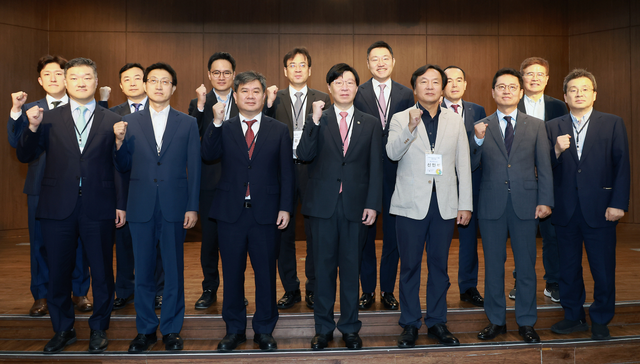 8일 서울시 중구 은행연합회에서 열린 미래금융 정책세미나 참석자들이 기념촬영을 하고 있다.[금융위원회 제공]