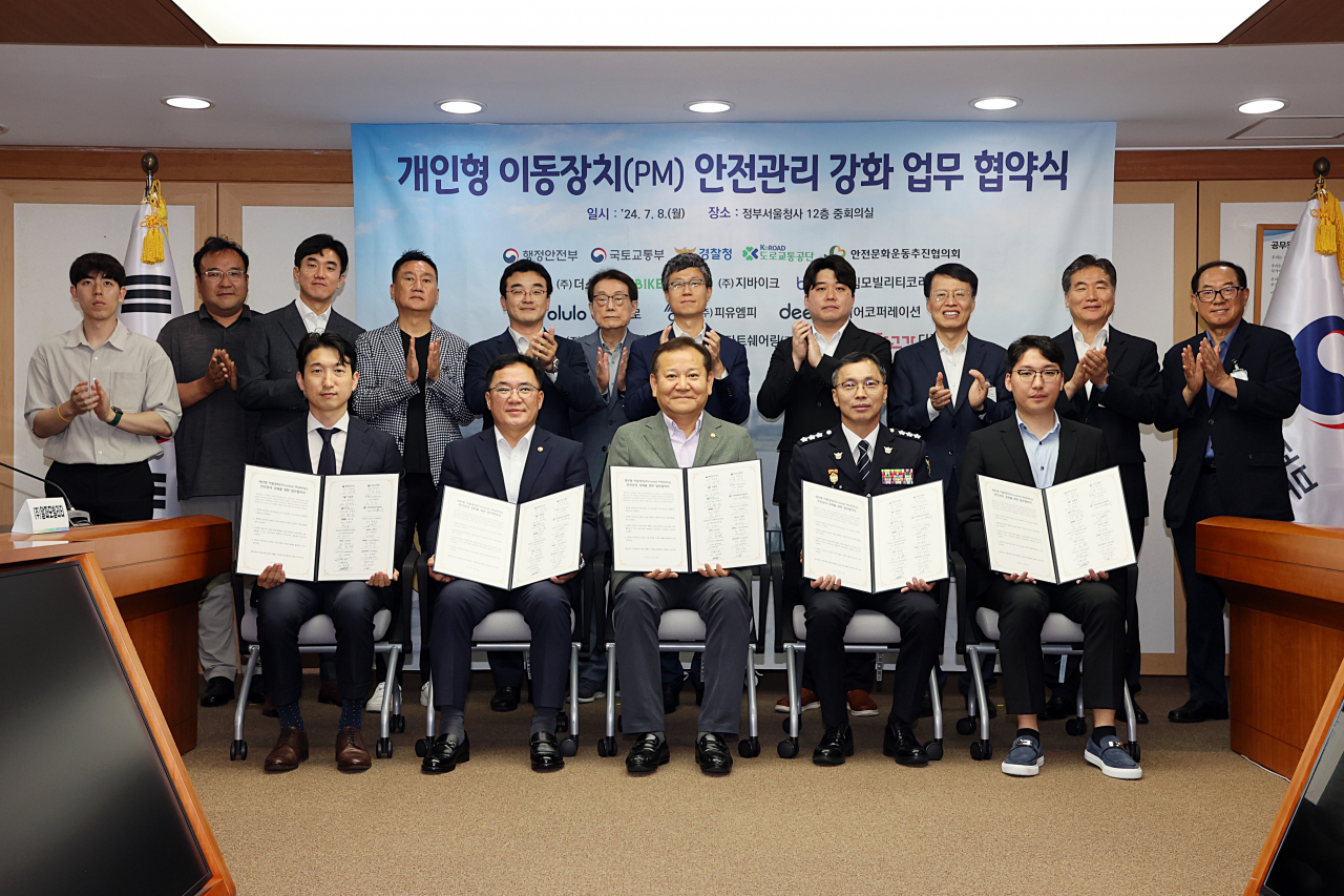 8일 오후 서울 종로구 정부서울청사에서 열린 ‘개인형 이동장치 안전관리 강화를 위한 업무 협약식’에서 이상민(앞줄 가운데) 행정안전부 장관, 안전문화운동추진중앙협의회 등 관계기관이 협약식을 체결한 뒤 기념촬영을 하고 있다.[행정안전부 제공]