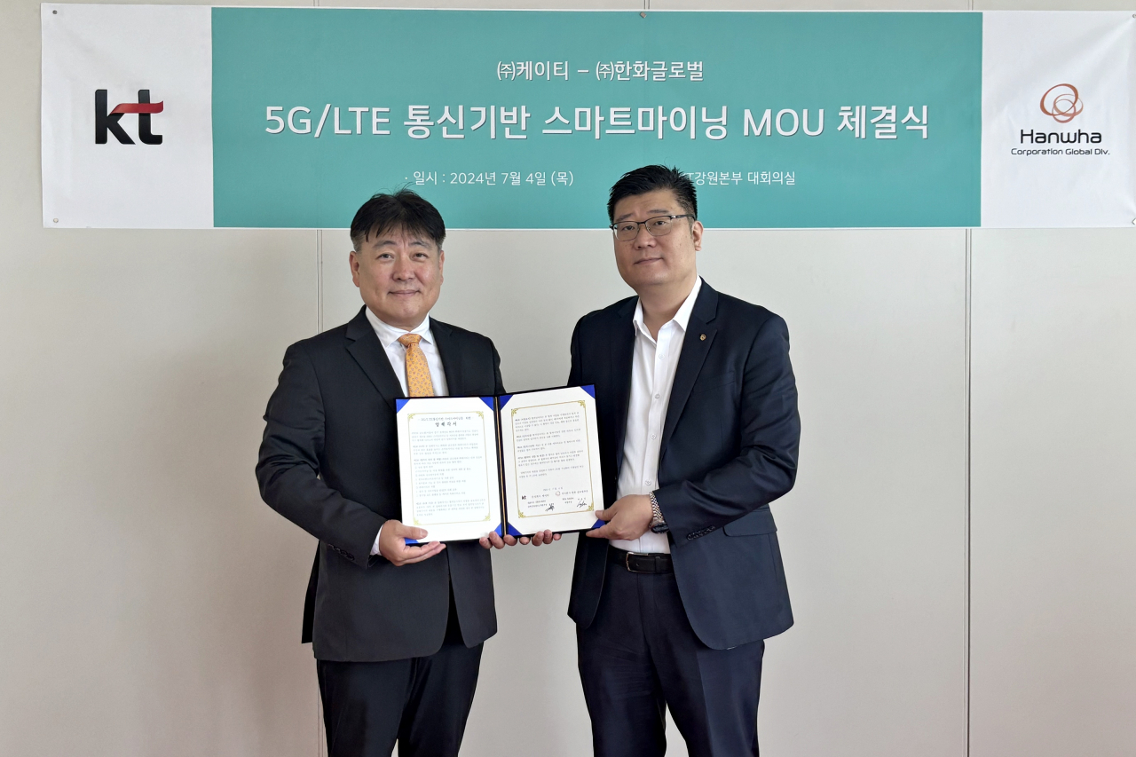 박윤석(오른쪽) ㈜한화 글로벌부문 IS사업부장과 성제현 KT 강북/강원법인고객본부장이 지난 4일 5G/LTE 통신기반 스마트마이닝 업무협약(MOU)을 체결하고 기념촬영을 하고 있다. [한화 제공]