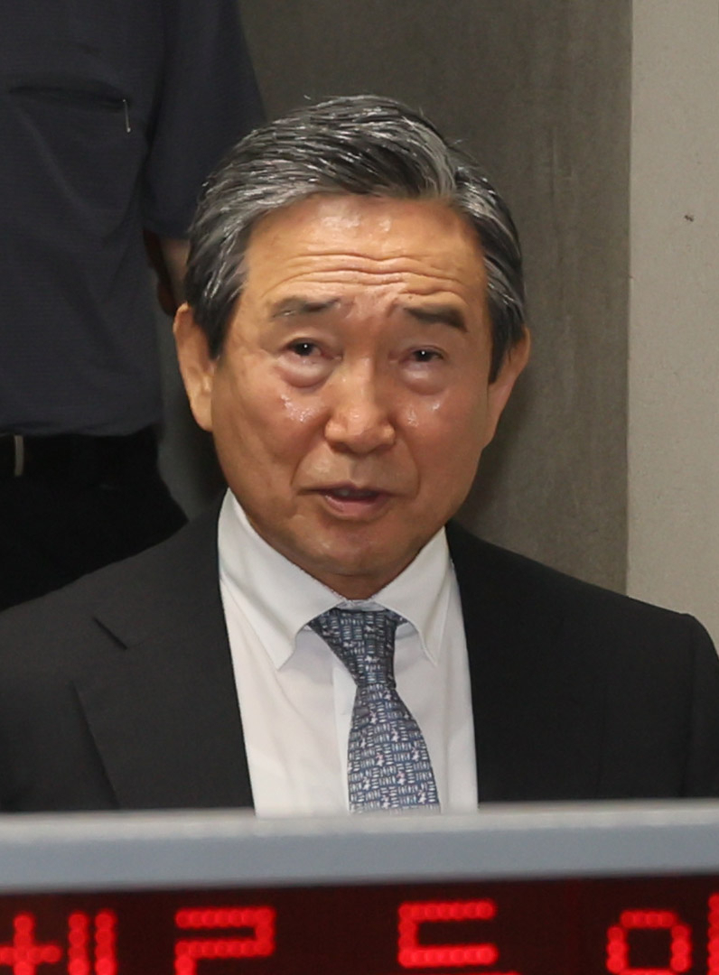 분식회계와 채용비리·횡령 등 경영비리 혐의로 재판에 넘겨진 하성용 전 한국항공우주산업(KAI) 대표가 8일 서울 서초구 서울고등법원에서 항소심 선고 공판 뒤 법정을 나서고 있다. 하 전 사장은 징역 2년에 집행유예 3년을 선고 받았다. [연합]