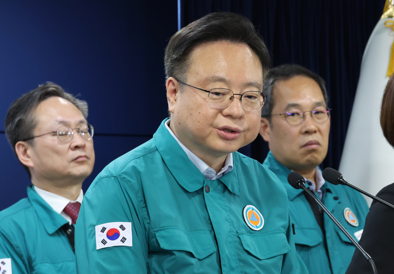 조규홍 보건복지부 장관이 8일 서울 종로구 정부서울청사에서 열린 의사 집단행동 중앙재난안전대책본부 회의 브리핑에서 질문에 답하고 있다. [연합]