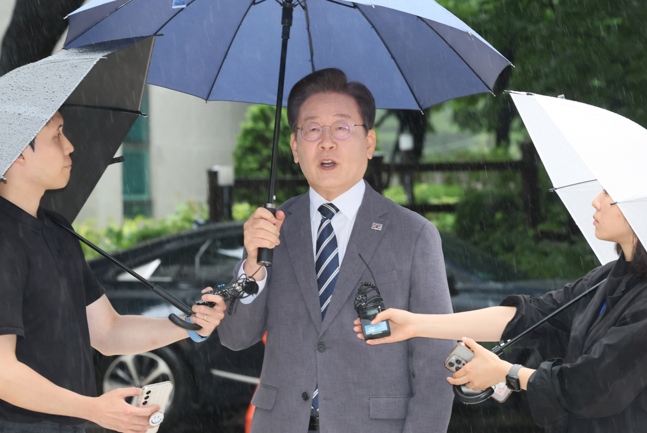 더불어민주당 이재명 전 대표가 8일 오후 서울 서초구 서울중앙지법에서 열리는 '공직선거법 재판 위증교사 혐의' 관련 1심 속행 공판에 출석하며 취재진 질문에 답하고 있다. 연합뉴스