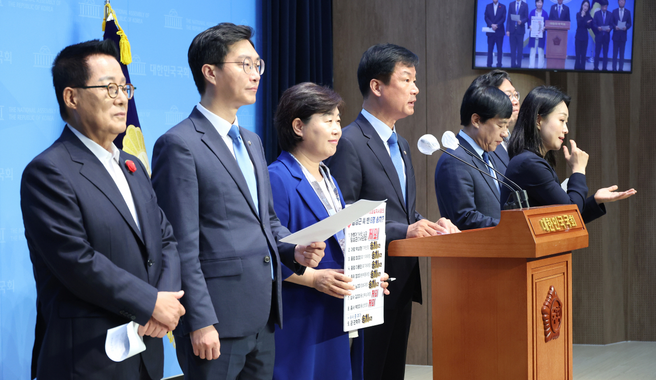 더불어민주당 국회 법제사법위원회 소속 위원들이 8일 오전 국회 소통관에서 기자회견을 열고 '해병대 수사 외압, 검찰의 특활비 부정 사용 사건'에 대한 고위공직자범죄수사처에 신속 수사를 촉구하고 있다. 연합뉴스