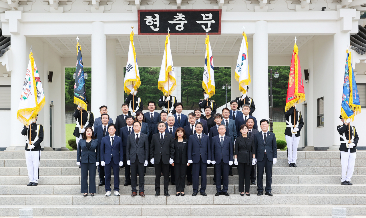 국립영천호국원 참배한 경북도의회.[경북도의회 제공]