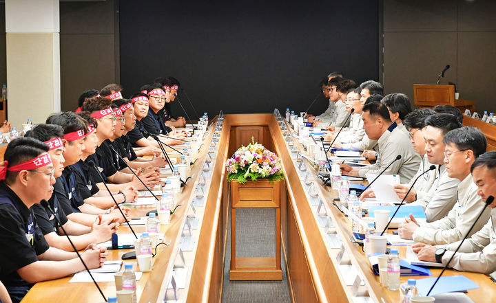 현대자동차 노사가 지난 5월 23일 울산공장 본관 동행룸에서 올해 임금협상 상견례를 진행하는 모습. [뉴시스]