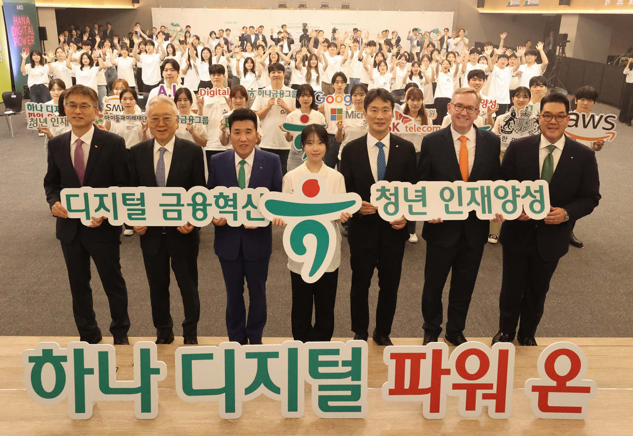 하나금융그룹은 8일 오후 그룹 명동 사옥에서 디지털 인재 양성으로 대한민국 금융 혁신을 선도하기 위한 '하나 디지털 파워 온' 프로젝트 3기 선포식을 개최했다. 사진은 이복현(앞줄 왼쪽 다섯 번째) 금융감독원장과 콜린 크룩스(앞줄 왼쪽 여섯 번째) 주한영국대사, 함영주(앞줄 왼쪽 세 번쨰) 하나금융그룹 회장이 선포식에 참석한 내빈 및 프로젝트에 지원한 학생들과 함께 기념촬영을 하는 모습. [하나금융그룹 제공]