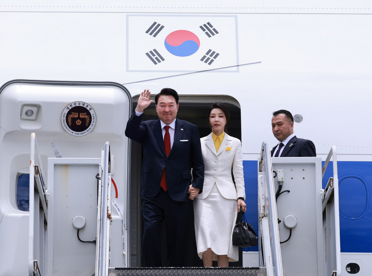 윤석열 대통령과 김건희 여사가 8일(현지시간) 북대서양조약기구(NATO·나토) 75주년 정상회의 참석에 앞서 미국 하와이 히캄 공군기지에 도착해 전용기인 공군 1호기에서 내리며 인사하고 있다. [연합]