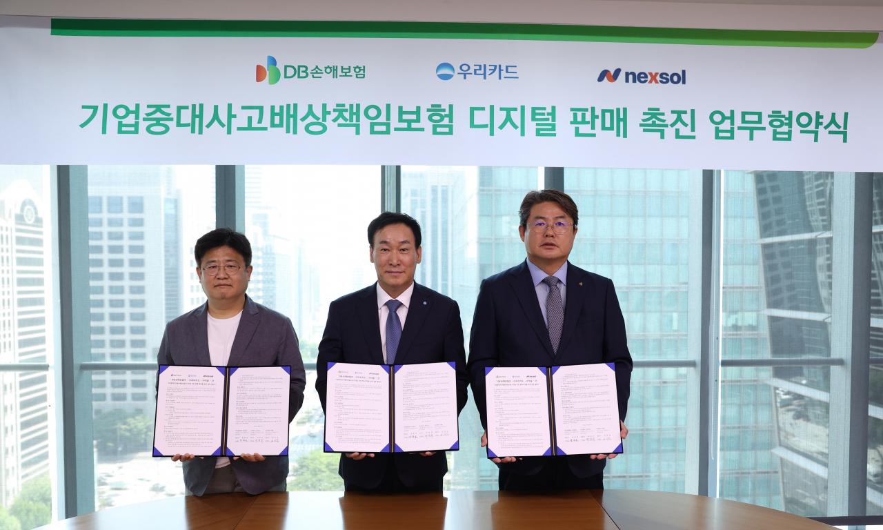 지난달 28일 서울 강남구 DB금융센터에서 정종표(오른쪽부터)DB손해보험 사장과 박완식 우리카드 사장, 손성일 넥솔 사장이 업무 협약식을 갖고 기념촬영을 하고있다.