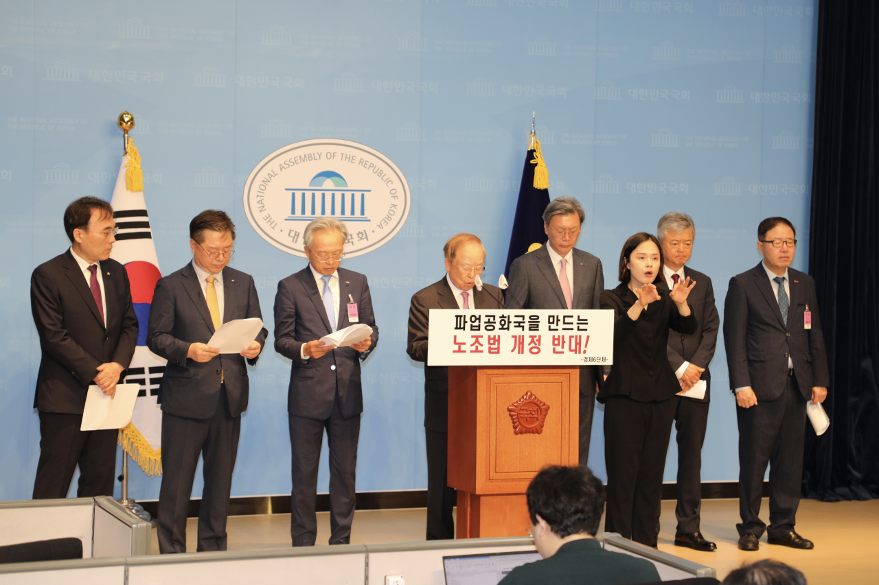 경제6단체가 지난 2일 국회 소통관에서 ‘노동조합법 개정 반대 경제6단체 공동성명’을 발표하는 모습. 이종욱(왼쪽부터) 국민의힘 의원, 박일준 대한상공회의소 상근부회장, 최진식 한국중견기업연합회 회장, 손경식 한국경영자총협회 회장, 김창범 한국경제인협회 상근부회장, 이인호 한국무역협회 상근부회장, 정윤모 중소기업중앙회 상근부회장. [한국경영자총협회 제공]