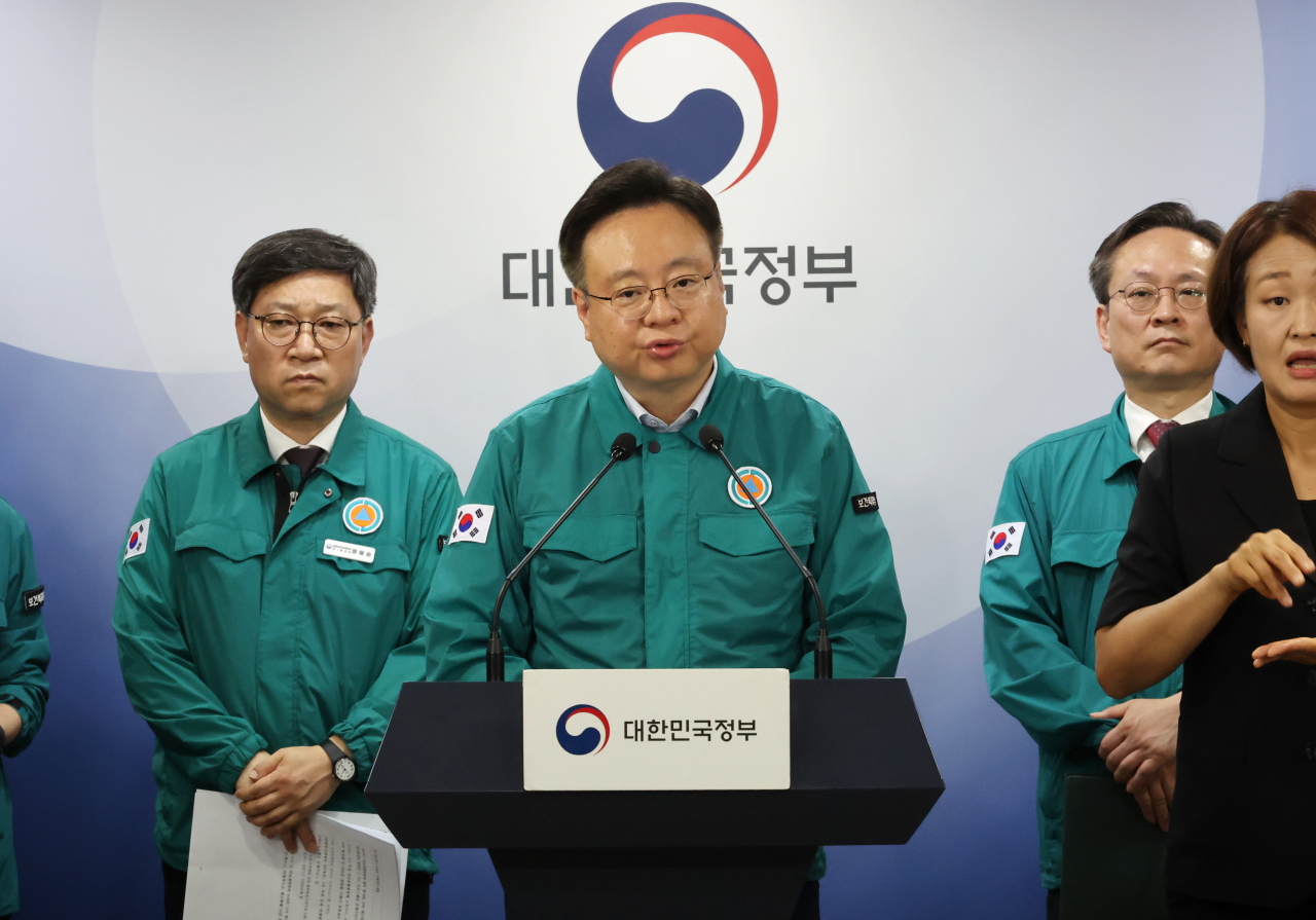 조규홍 보건복지부 장관이 지난 8일 서울 종로구 정부서울청사에서 열린 의사 집단행동 중앙재난안전대책본부 회의 브리핑에서 질문에 답하는 모습 [연합]