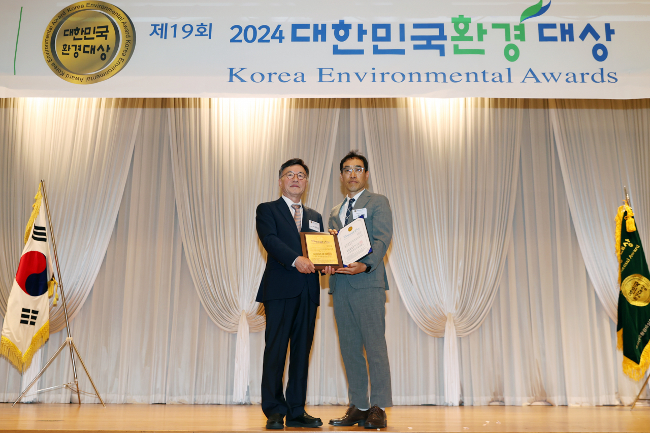 심우섭 SH공사 기획경영본부장(오른쪽)과 이규용 대한민국환경대상위원회 위원장이 수상 후 포즈를 취하고 있다.[사진=서울주택도시공사 제공]
