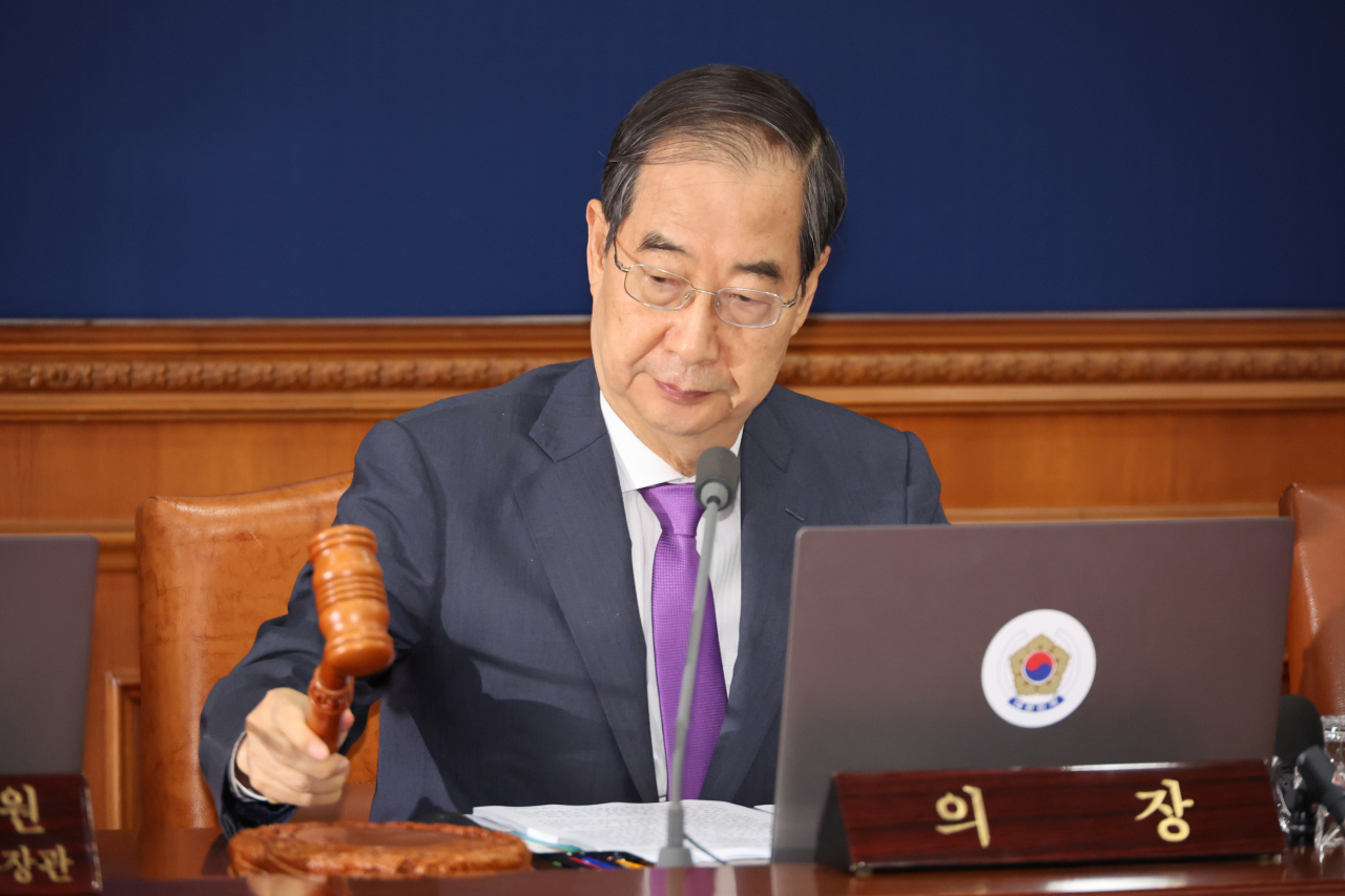한덕수 국무총리가 9일 서울 종로구 정부서울청사에서 열린 국무회의에서 의사봉을 두드리고 있다. [연합]