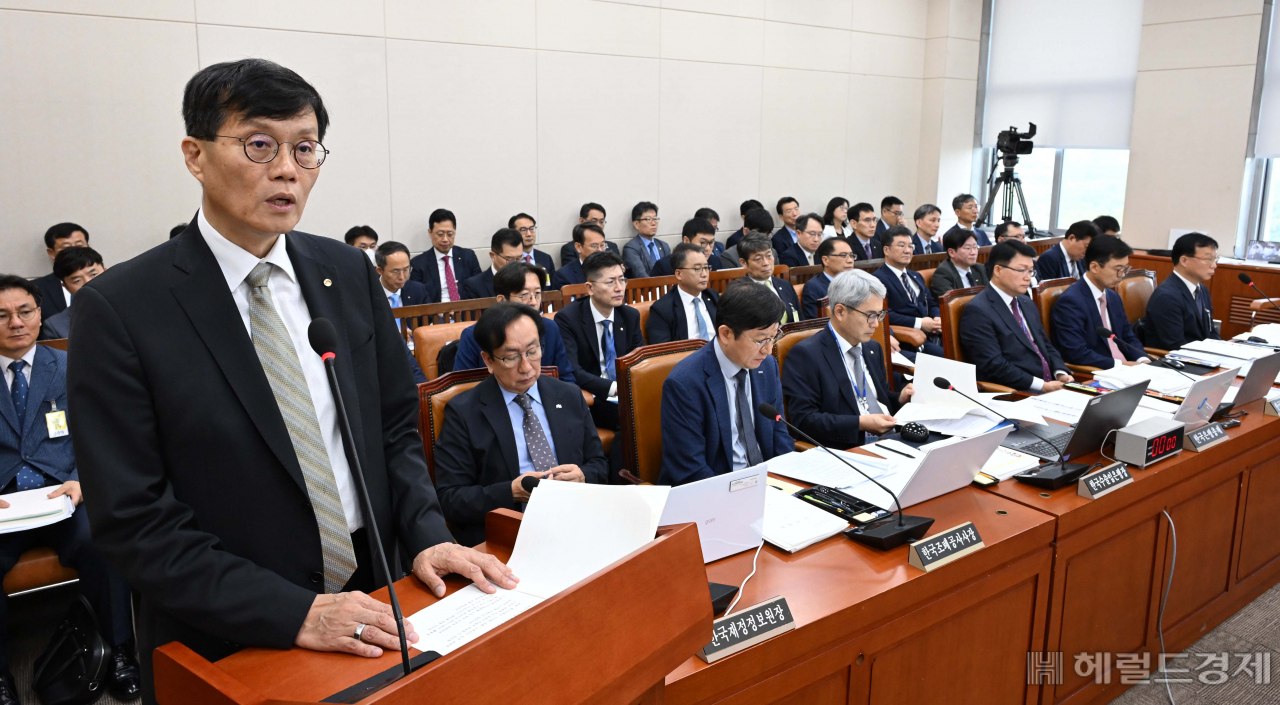 이창용 한국은행 총재가 9일 서울 여의도 국회에서 열린 기획재정위원회 전체회의에 참석해 업무보고를 하고 있다. 이날 기재위 회의에서는 한국은행을 비롯해 한국수출입은행, 한국조폐공사, 한국투자공사, 한국재정정보원, 한국원산지정보원, 한국통계정보원 등 7개 기관의 업무보고가 진행됐다. 이상섭 기자