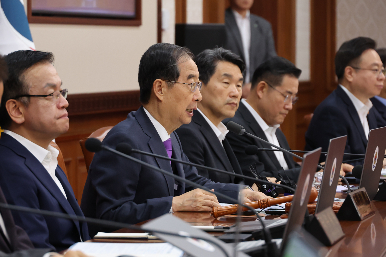 Prime Minister Han Duck-soo (4th from left) presides over a Cabinet meeting at the government complex in Seoul on Tuesday. (Yonhap)