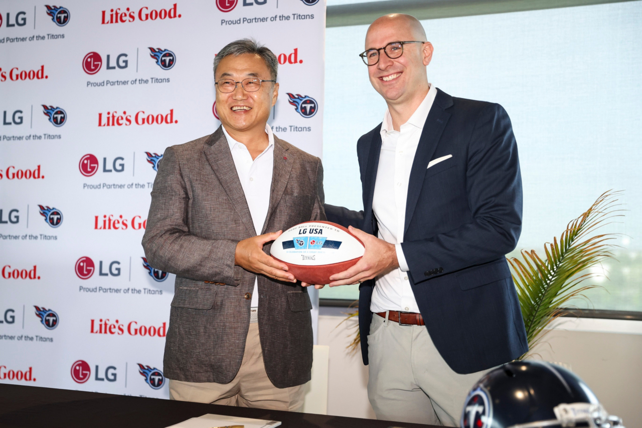 LG전자가 미국 테네시 지역의 프로풋볼팀을 후원하며 지역사회와 소통한다. 사진은 후원 연장 기념행사에 참여한 정규황(왼쪽) LG전자 북미지역대표 겸 미국법인장(부사장)과 댄 월리 타이탄스 최고운영책임자(COO). [LG전자 제공]