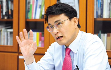 윤상현 국민의힘 당대표 후보자가 5일 서울 여의도 의원회관에서 헤럴드경제와 인터뷰를 하고 있다. 이상섭 기자