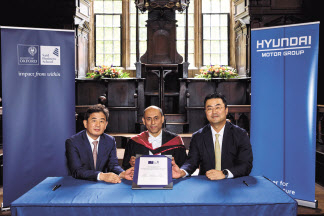 김견(왼쪽부터) HMG경영연구원장 부사장, 수미트라 두타 옥스포드대 경영대 학장, 김흥수 GSO본부장(부사장)이 ‘옥스포드-현대차그룹 미래연구센터’ 개소식에서 기념 촬영을 하는 모습 [현대차그룹 제공]