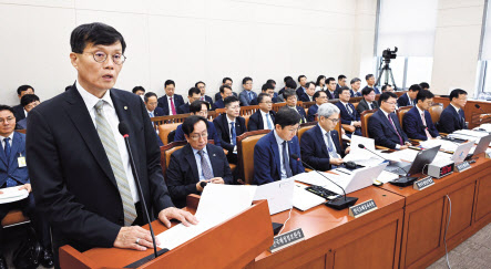 이창용 한국은행 총재가 9일 서울 여의도 국회에서 열린 기획재정위원회 전체회의에 참석해 업무보고를 하고 있다. 이상섭 기자