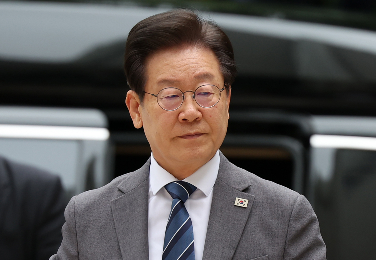 이재명 전 더불어민주당 대표가 9일 오전 서울 서초구 서울중앙지법에서 열린 '대장동 배임·성남FC 뇌물 의혹' 1심 속행 공판에 출석하기 위해 법정으로 향하고 있다. [연합]