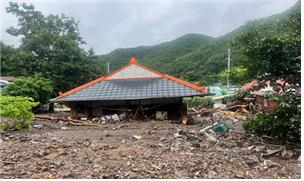 경북 영양군 임암면 주택이 토사에 의해 반파됐다.[경북도 제공]