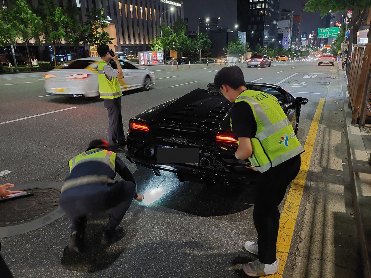 차량 불법튜닝을 점검하는 모습 [서울경찰청 제공]