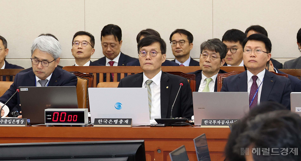 이창용 한국은행 총재가 9일 서울 여의도 국회에서 열린 기획재정위원회 전체회의에 참석해 자리에 앉아 있다. 이날 기재위 회의에서는 한국은행을 비롯해 한국수출입은행, 한국조폐공사, 한국투자공사, 한국재정정보원, 한국원산지정보원, 한국통계정보원 등 7개 기관의 업무보고가 진행됐다. 이상섭 기자