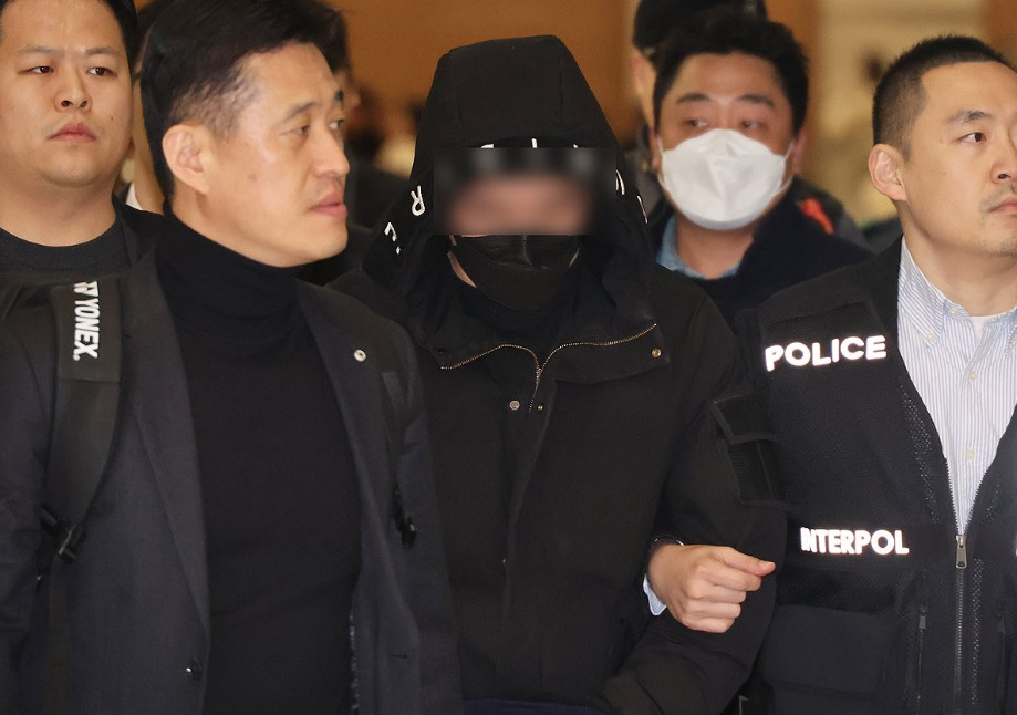 서울 강남 학원가 마약음료 피의자 이모(27)씨가 지난해 12월 중국에서 국내로 송환돼 인천국제공항 입국장으로 들어오고 있다. [연합]