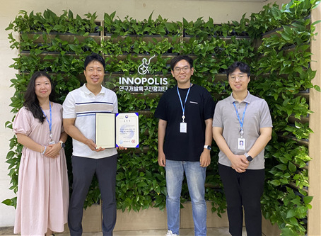연구개발특구진흥재단 전산정보화팀이 표창에 대한 기념촬영을 하고 있다.[특구재단 제공]