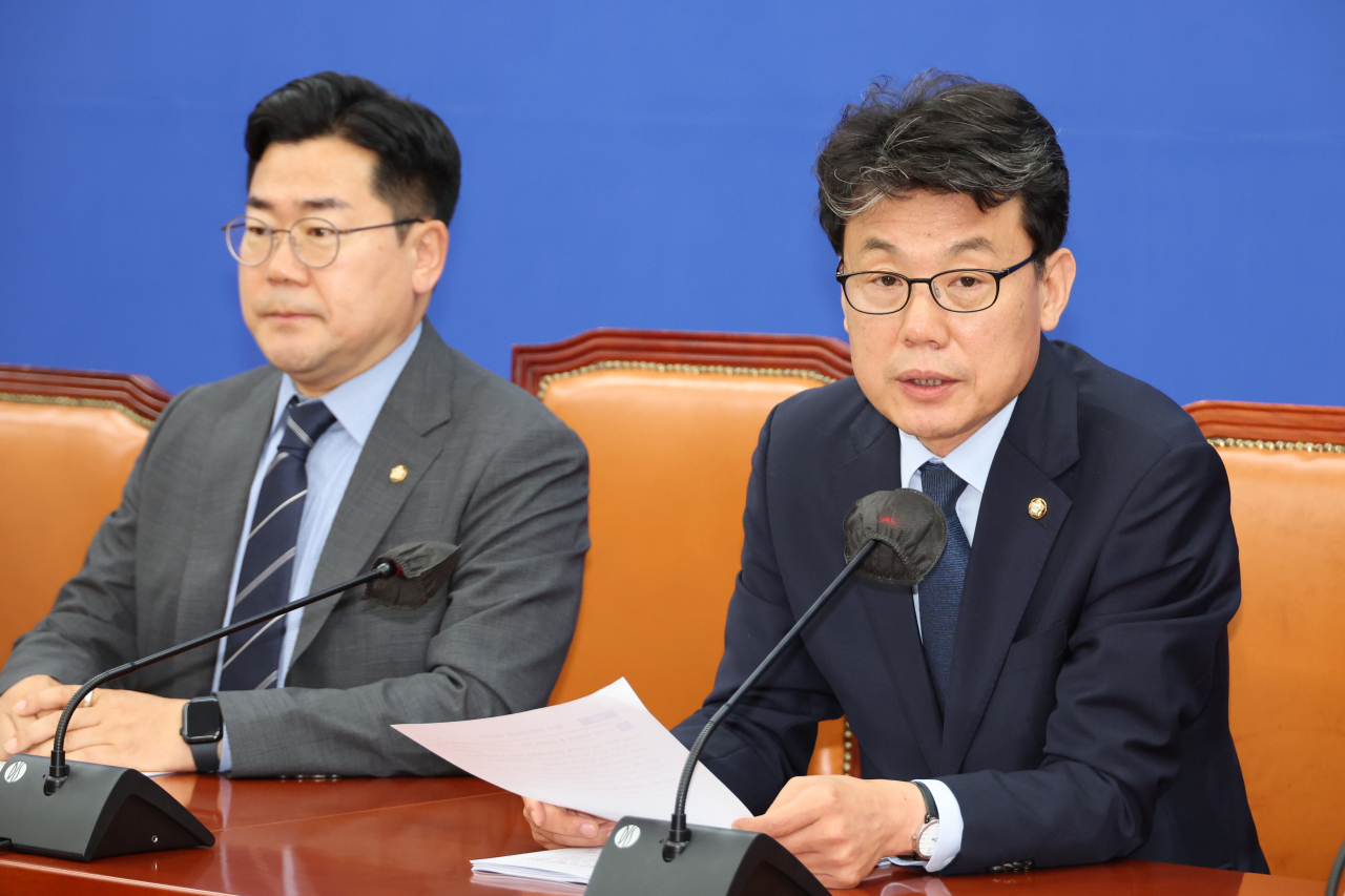 진성준(오른쪽) 더불어민주당 정책위의장. 왼쪽은 박찬대 민주당 당대표 직무대행 겸 원내대표. [연합]