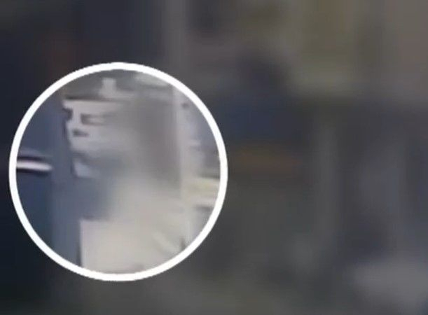 한 모텔에서 10대 여고생이 옷도 걸치지 않은 채 뛰쳐나오는 모습. [채널A]