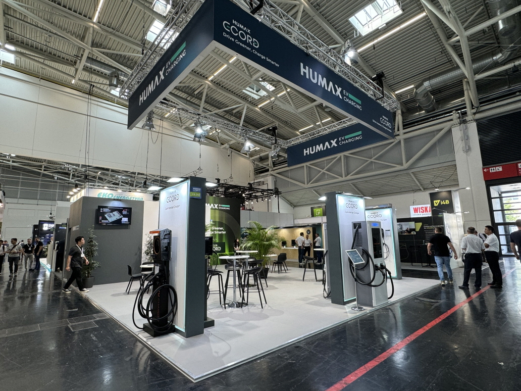휴맥스가 지난달 독일 뮌헨에서 열린 The Smarter E Europe 2024 전시회에 선보인 전기차 충전기들. [휴맥스 제공]