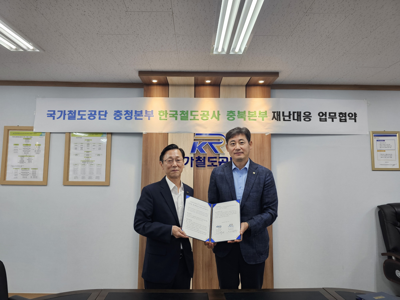 국가철도공단 김윤양 충청본부장(오른쪽)이 9일 이천~문경 철도건설 6공구 건설공사 상황실에서 한국철도공사 박진성 충북본부장(왼쪽)과 재난대응체계 구축 협약을 체결하고 기념촬영을 하고 있다.