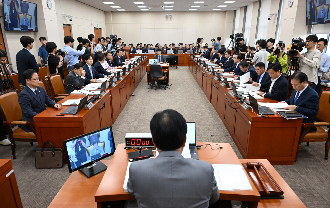 송언석 국회 기획재정위원회 위원장이 9일 서울 여의도 국회에서 열린 기획재정위원회 전체회의에 참석회 회의를 진행하고 있다. 이날 기재위 회의에서는 한국은행을 비롯해 한국수출입은행, 한국조폐공사, 한국투자공사, 한국재정정보원, 한국원산지정보원, 한국통계정보원 등 7개 기관의 업무보고가 진행됐다. 이상섭 기자