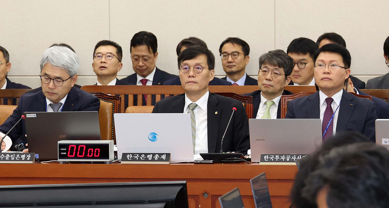 이창용 한국은행 총재가 9일 서울 여의도 국회에서 열린 기획재정위원회 전체회의에 참석해 자리에 앉아 있다. 이날 기재위 회의에서는 한국은행을 비롯해 한국수출입은행, 한국조폐공사, 한국투자공사, 한국재정정보원, 한국원산지정보원, 한국통계정보원 등 7개 기관의 업무보고가 진행됐다. 이상섭 기자