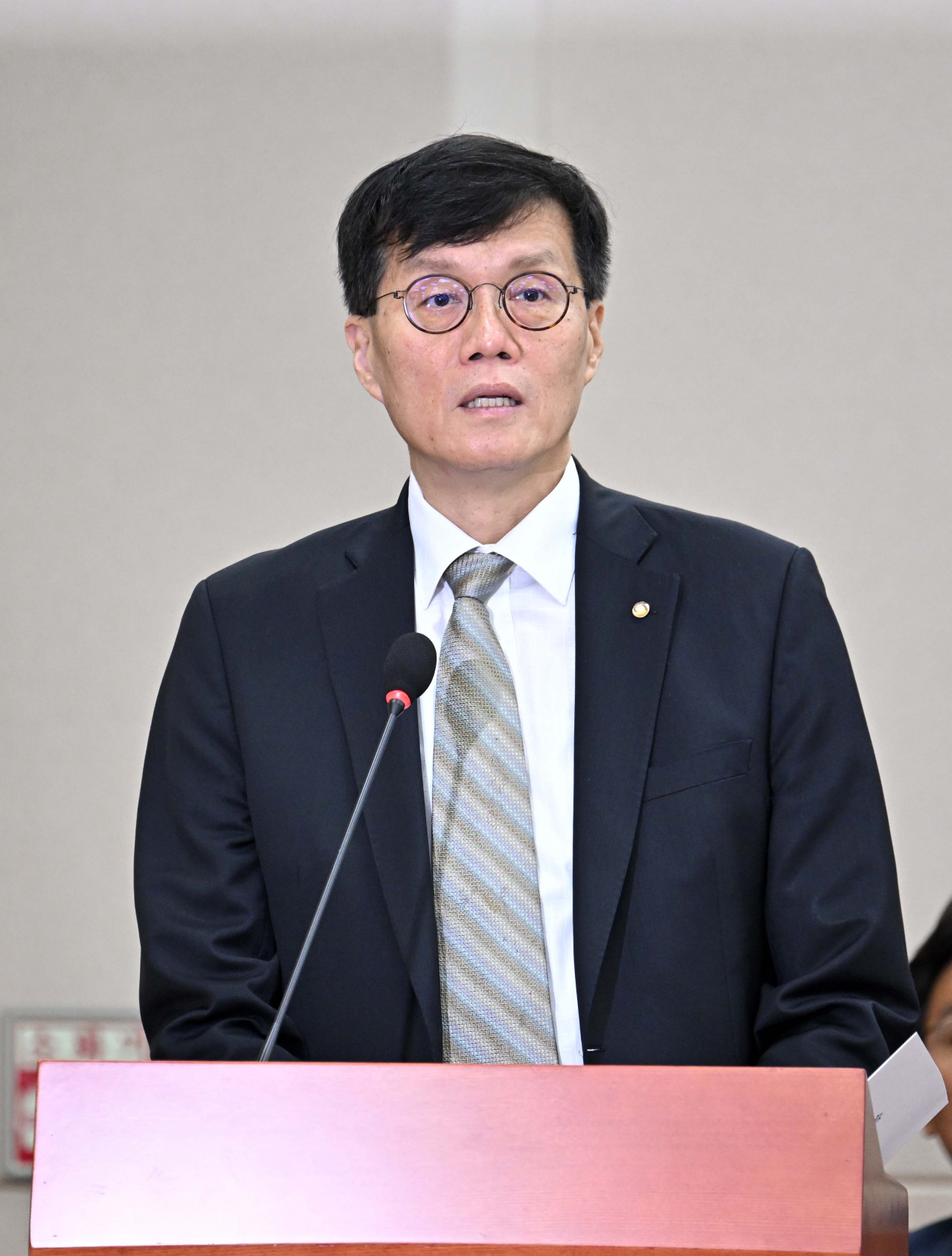 이창용 한국은행 총재가 9일 서울 여의도 국회에서 열린 기획재정위원회 전체회의에 참석해 업무보고를 하고 있다. 이날 기재위 회의에서는 한국은행을 비롯해 한국수출입은행, 한국조폐공사, 한국투자공사, 한국재정정보원, 한국원산지정보원, 한국통계정보원 등 7개 기관의 업무보고가 진행됐다. 이상섭 기자