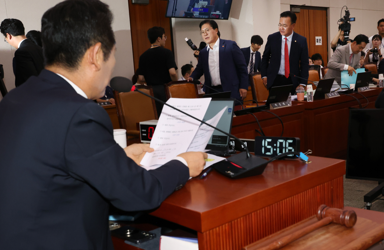 9일 국회에서 열린 법제사법위원회 전체회의에서 정청래(앞줄 왼쪽) 위원장이 ‘윤석열 대통령 탄핵소추안 즉각 발의 요청에 관한 청원’ 관련 청문회 표결을 진행 중인 가운데 국민의힘 유상범(붉은색 넥타이) 등 의원들이 이에 반발하며 퇴장하고 있다. [연합]