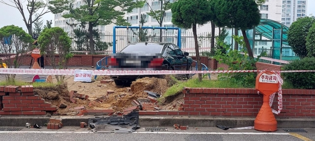 아파트 단지 놀이터로 돌진한 승용차 [부산 사상경찰서]